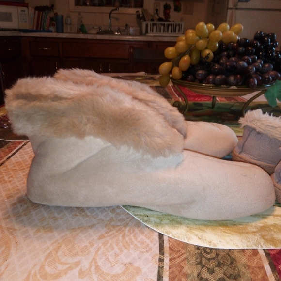 2 PRS SIZE 7/8 HOUSE SHOES - Picture 6 of 8